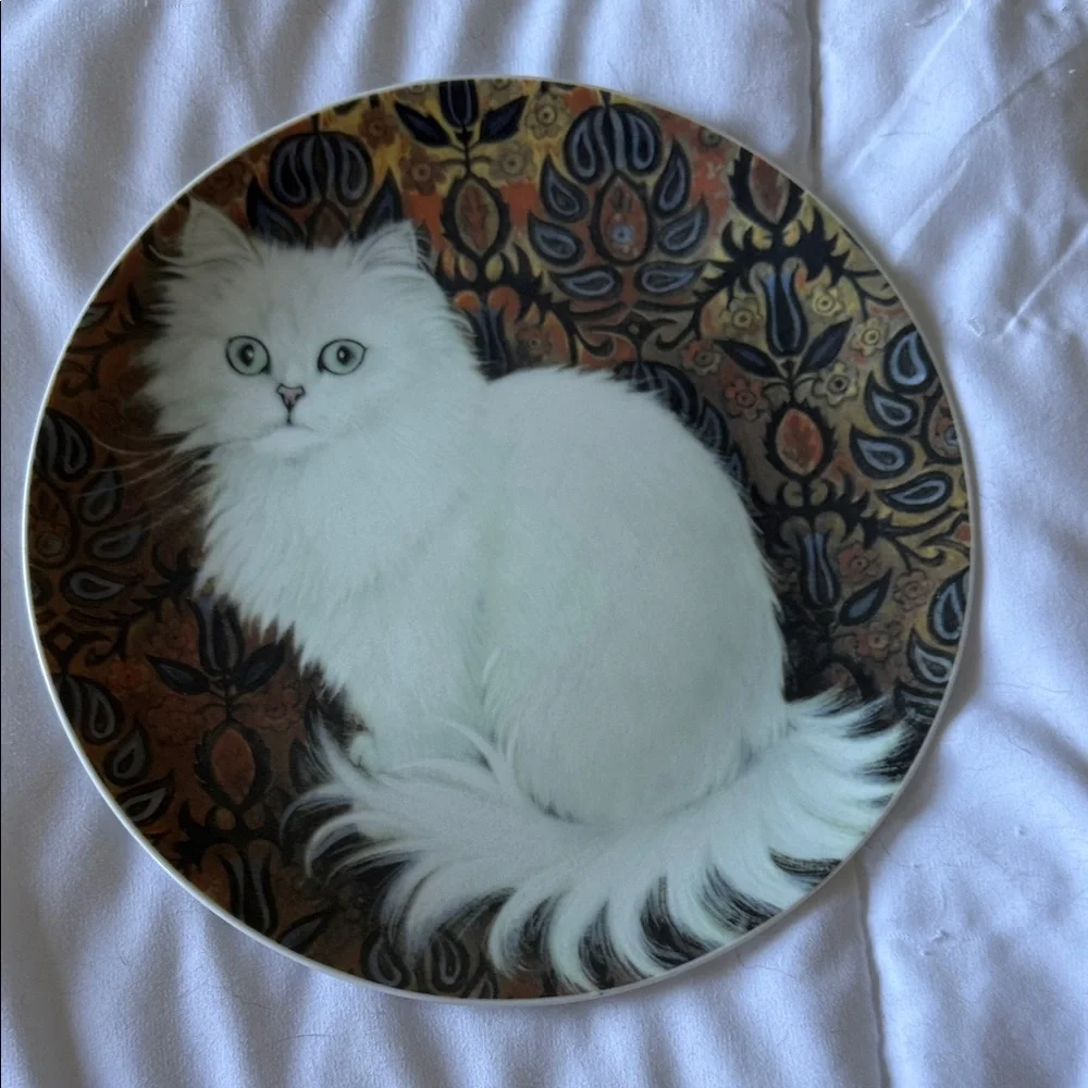 Elegant White Cat Decorative Plate